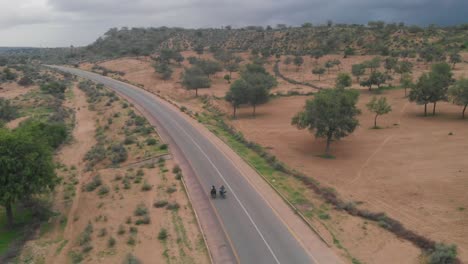 Drone-Captura-Dos-Carreras-De-Motociclistas-En-El-Aislado