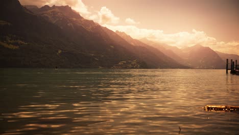 Lago-Rojo-Cielo-Suiza-Montañas-Surrealista