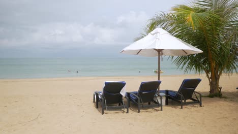 Luxus-strandliegebetten-Mit-Regenschirm-Auf-Weiß