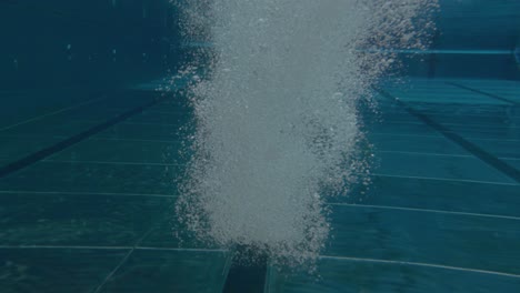 Wasseraufnahme-Einer-Person,-Die-Ins-Schwimmbad-Taucht