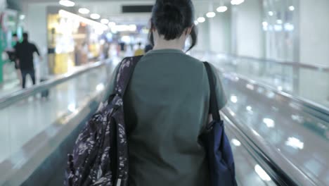 Asiatische-Frau,-Die-Am-Flughafen-Spazieren-Geht,-Um-Einzuchecken