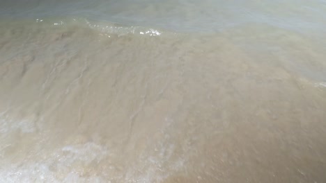 Türkisfarbene-Meerwasserwellen-Treffen-Auf-Den-Weißen-Sand