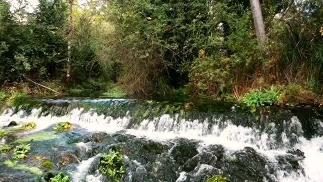 Flachschuss-über-Dem-Algarra-Fluss-Mit-Wasser