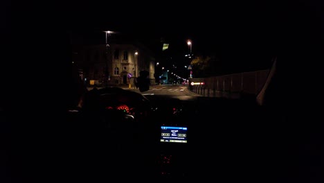 Una-Persona-Conduciendo-De-Noche-En-La-Oscuridad