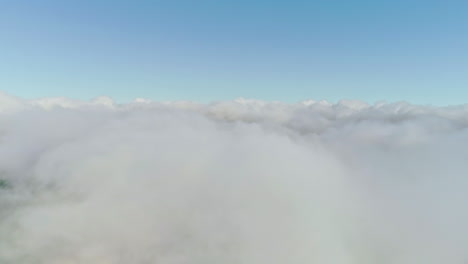 Elevando-Por-Encima-De-Las-Nubes-Vista-Aérea-De-Cloudscape-Y