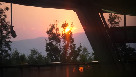 Blick-Auf-Den-Sonnenuntergang-Hinter-Bäumen-Vom-Zugfenster-Aus