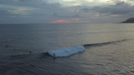 Luftaufnahme,-Während-Surfer-Tropischen-Shore-Break-Reiten