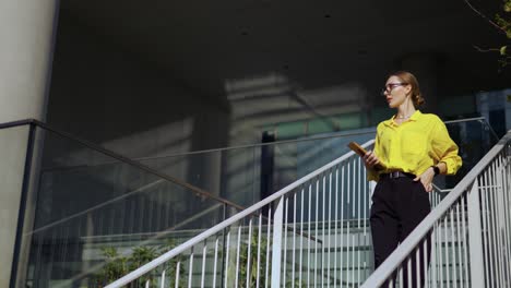 Stylish-business-woman-in-yellow-shirt-and-eyeglasses