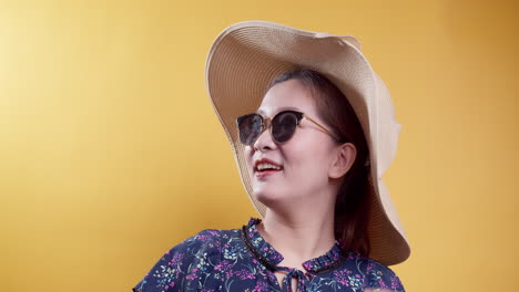Asiatische-Schönheitsfrau-Mit-Sonnenbrille-Und-Gutaussehend