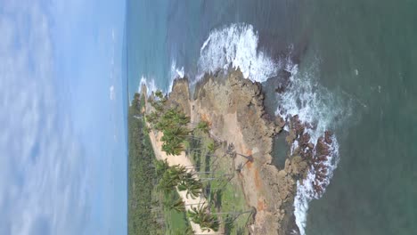 Luftbild-Von-Wellen,-Die-Gegen-Die-Küste-Schlagen
