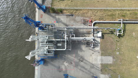 Top-down-aerial-view-of-a-gas-and