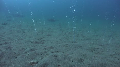 Heiße-Luftblasen-Unter-Wasser-Steigen-An-Die-Oberfläche