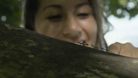 Una-Mujer-Mexicana-Observa-El-Trabajo-Y-Los-Viajes-De-Las-Hormigas