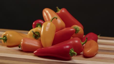 Pile-of-Peppers-spinning-on-a-cutting-board