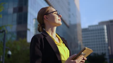 Portrait-of-Corporate-Business-Woman-Looking-up-with