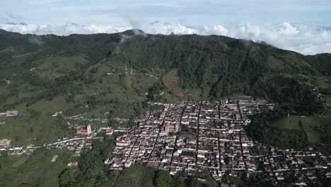 Reisende-Jerico-Kolumbien-luftdrohne-über-Stadt-Zwischen