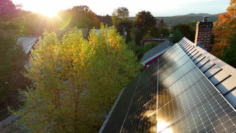 Matriz-De-Paneles-Solares-En-La-Azotea-Verde-Limpio-Energía-Renovable