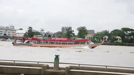 Transportboot-Auf-Dem-Fluss-Chao-Phraya-In