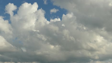 Zeitraffer-Der-Dicken-Decke-Aus-Weißen-Wolken