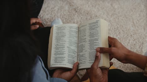 Afroamerikanisches-Christliches-Paar,-Das-Die-Schriften-Von-Liest