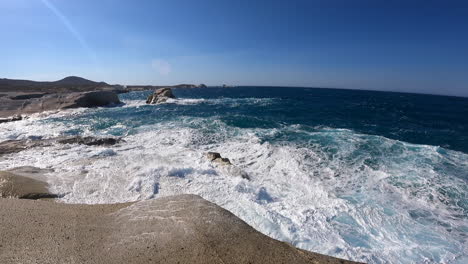 Große-Wellen-Brechen-Gegen-Das-Felsige-Mittelmeer