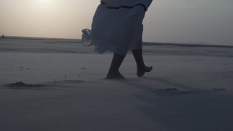 Una-Mujer-Caminando-En-La-Playa-Con-Clima-Ventoso