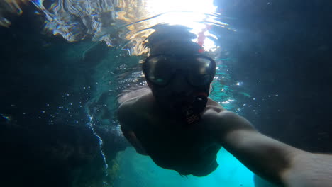 Selfie-Ansicht,-In-Der-Ein-Erwachsener-Unter-Wasser-Schwimmt