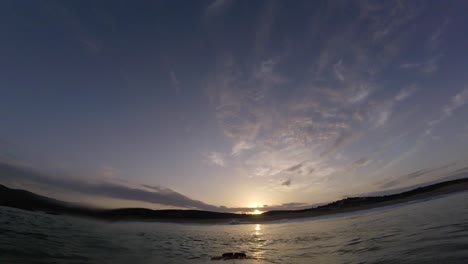 Surfer-Zeigt-Einen-Erstaunlichen-Sonnenaufgang-Mit-Go-Pro