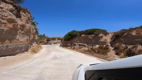 Camino-Sinuoso-Entre-Paredes-De-Piedra-En-Un-Griego