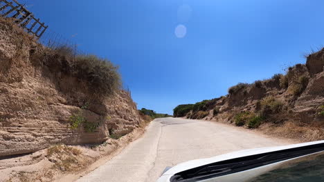 Camino-Entre-Muros-De-Piedra-Y-Arbustos-En-Grecia