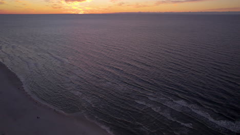 Ostseemeerblickküste-Bei-Orangefarbenem-Sonnenuntergang