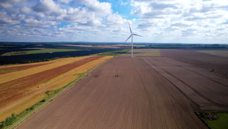 Alternative-Energie---Rotierende-Windturbinenblätter-Produzieren-Grün