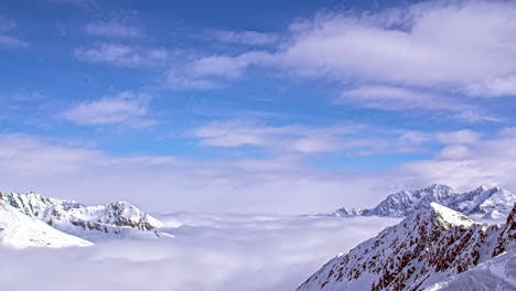Lapso-De-Tiempo-De-Invierno-Moviendo-Nubes-Sobre-La-Montaña-Blanca
