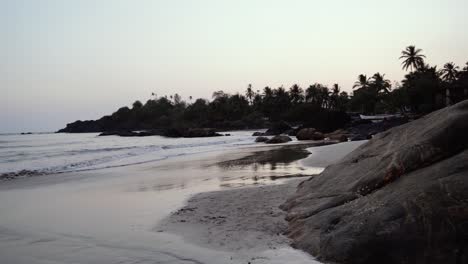 Goa-Strand-Bei-Sonnenuntergang-Großer-Felsen-Am