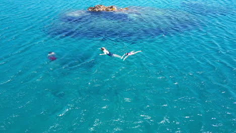 Luftaufnahme-Von-Jungen-Touristen,-Die-Um-A-Schwimmen