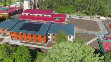 Luftaufnahme-Von-Sonnenkollektoren-Auf-Dem-Dach-Der-Schule