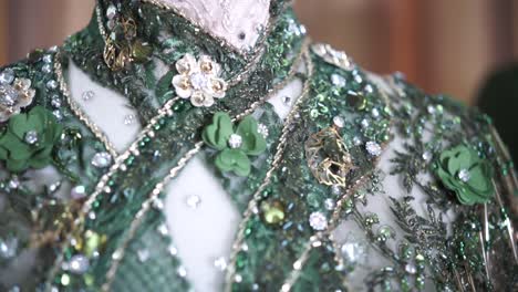 Schöne-Grüne-Brautkleider-Auf-Schaufensterpuppen-Mit
