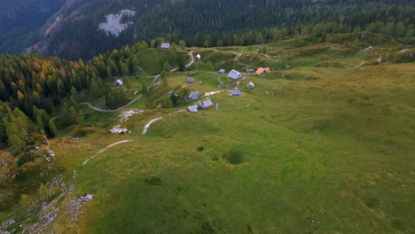 Bewegte-Drohnenaufnahmen,-Die-Die-Slowenischen-Berge-Hinauf-Gefilmt-Wurden