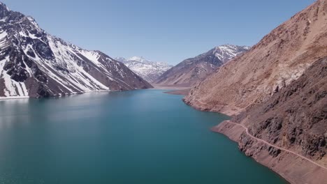 Aguas-Turquesas-De-La-Represa-El-Yeso-En-Los-Andes