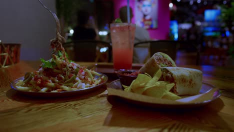 Mexikanisches-Essen-Nahaufnahme-Gericht-Mahlzeit-Drinnen-In-A