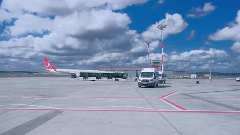 Flugzeug-Flughafenarbeiter-Transportbus
