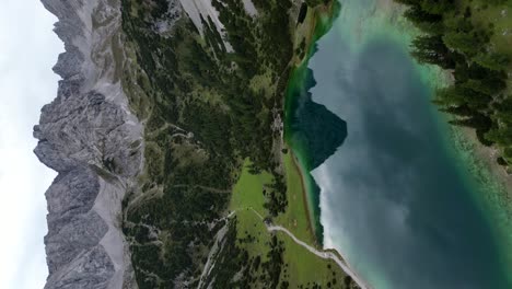 Vertikale-Drohnenaufnahme-Der-Alpen