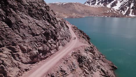 Turistas-En-La-Represa-El-Yeso-Cordillera-De-Los-Andes-Santiago