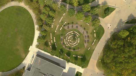 K-Drohne-öffentlicher-Park-Labyrinth-Aus-Steinen-Aus