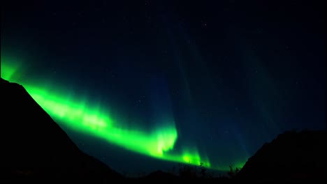 Polarlichtexplosion-Bei-Rystad-Lofoten-Norwegen-Mit-Intensiver-Intensität