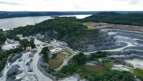 Kalksteinbruchgrube-In-Den-USA-Luftaufnahme-Des-Bergbaus
