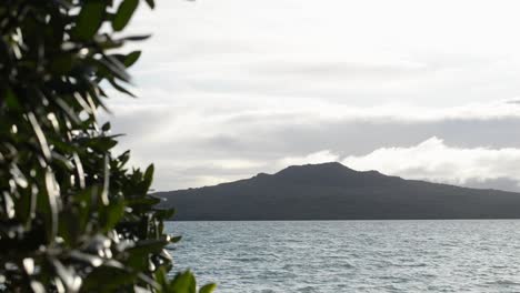 Freizügige-Aufnahme-Des-Inselvulkans-Rangitoto-Von-Hinten