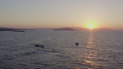 Antenne---Fischerboot-In-Chania-Griechenland-Bei-Sonnenuntergang