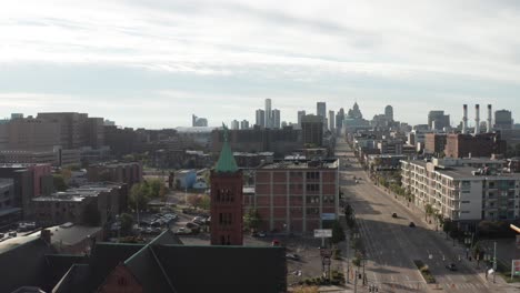 Skyline-Von-Detroit-Michigan-Mit-Drohnenvideo,-Das-Sich-Seitwärts-Bewegt