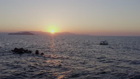 Antena---Barco-De-Pesca-En-Chania-Grecia-Al-Atardecer